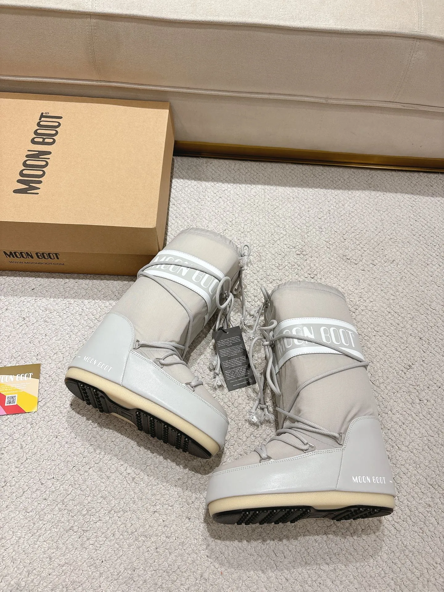 p700 long love style: ❤️ Moon Boot2025 vs autumn and winter popular snow boots series... [Ugly Moon Snow Boots] Forget UGG, fashionable people are wearing Moon Boot snow boots. If you find it difficult to accept the revival of UGG, then there is now a more alternative snow boot that is back, with an inner diameter of 4 cm. That is the Moon Boot. It was already very popular in the millennium. Back then, Paris Hilton and Victoria Beckham Celebrities often wear it, and now the Y2K trend is popular again. The same style is worn by young people in QQ shows, and the ugly snow boots that are shown in thousands of people have become popular again, regardless of men and women. They look slim but warm and easy to wear... ❶Fabric: Original custom/cowhide/woven wool/high mercerized waterproof cloth ❷Inner: original 100% silk cotton liner ❸foot: original 100% silk cotton liner ❹ Outsole: Original molded two-color non-slip outsole ❺ Sole thickness: 4cm (including **) ❻ Code number: 35/38; 39/41; ❼ Packaging: Original full set of packaging ☀ Color: Official website updated simultaneously